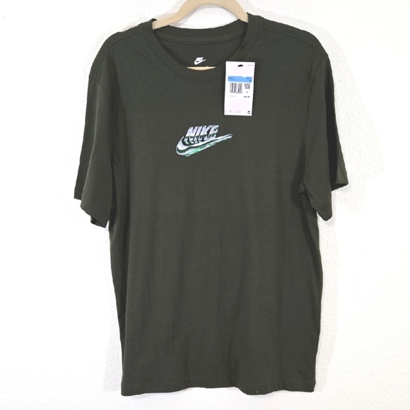 *NWT* THE NIKE TEE Green Short Sleeve Tee w/Front Logo Athletic Athleisure, M - Picture 1 of 6